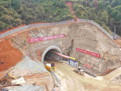 梅龙铁路新进展！架梁通道上“最后一公里”成功打通