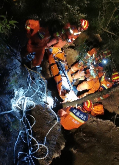险！五华一老人不慎跌落20多米深谷底！天色渐暗，救援这样开展...
