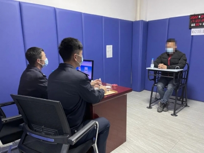 疫情防控期间，男子踩油门冲卡，拘留！