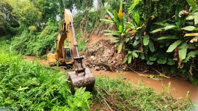 206国道城北干光村路段出现滑坡现象，水渠损坏农田灌溉受影响！修复需一个月