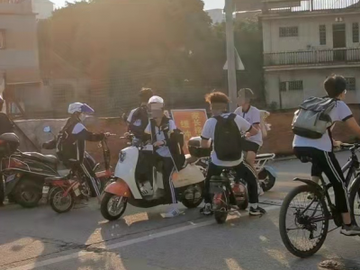 不戴头盔、随意停放、违规载人...梅城部分学生骑电动车出行存乱象