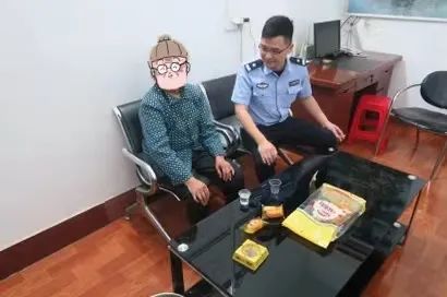 咋回事？老人深夜躺草丛，神情呆滞，冻得瑟瑟发抖...