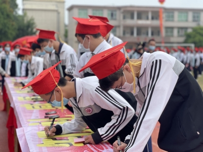 “十八岁，我们来了！”