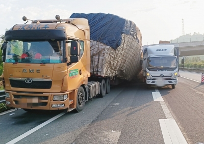 大半夜，入粤货车48吨货物在高速严重倾斜！多名路政人员“接力”转运十余个小时