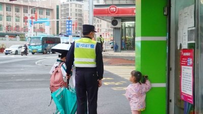 大埔交警雨中坚守“护学岗”  温暖学生平安路