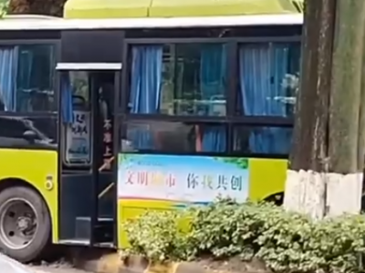 小轿车突然变道撞上公交车，致多人轻微受伤！