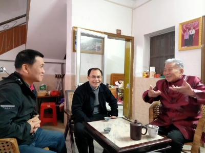 再冷的雨，也挡不住他们关怀的脚步！