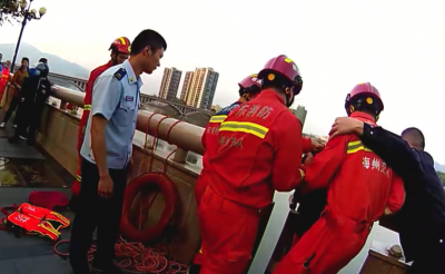 险！石窟河蕉城段漂浮着一老人，关键时刻他们来了！