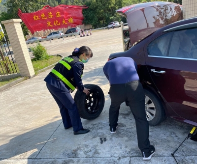 大潮高速“女汉子”上线！助车主换轮胎没在怕的！