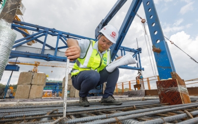 8年，从“白小伙”晒成“黑汉子”！梅龙高铁建设者江民峰：坚守是为了万里通途