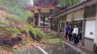 注意！梅城泮坑长廊出现山体滑坡，道路被埋通行受阻！