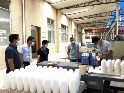 张红梅到挂点联系企业开展调研