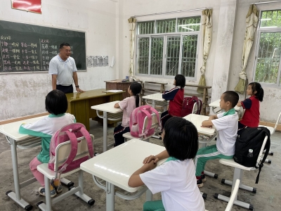 广州这公司，向兴宁罗浮中心小学捐赠1000套课桌椅！点赞！