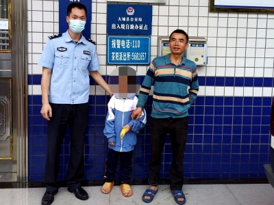 小女孩孤独一人在路旁长时间逗留...怎么回事？