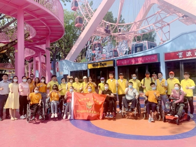 走出家门拥抱阳光！今日，梅江区向日葵助残服务中心组织残障人士体验游乐项目