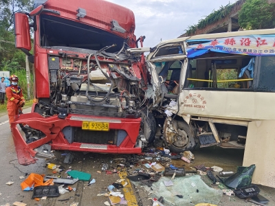 事发五华！大货车与中巴车车头相撞，一人被困！
