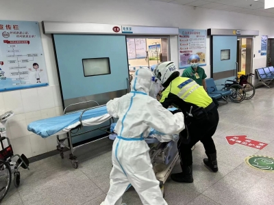 一老人喝农药轻生，兴宁铁骑开道，紧急护送！