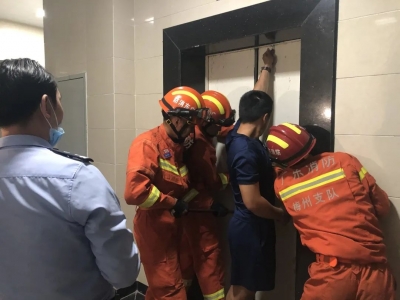 电梯不听使唤直降到负一层？惊险一小时，警民合力救助被困电梯群众