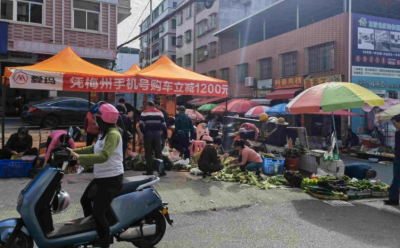 市场旁占道摆卖，梅县区程江镇中心小学路口有点堵…