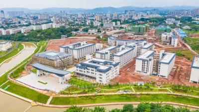 广东梅州职业技术学院北校区13栋主体建筑，今年9月交付使用！