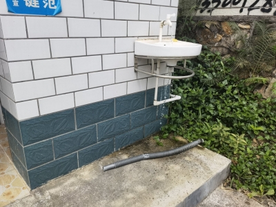 下水道堵塞、入厕难...兴宁王村公厕失管，村委干部回应了！