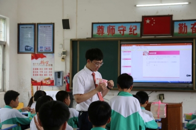 兴宁首个“银政校”共建金融读书角在合水镇建立
