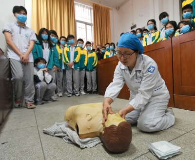 认识自己，青春不困惑！梅县开展青春健康送课到学校活动