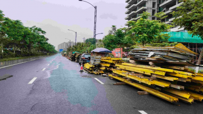 建材占了一路，一放就是七八个月！怎么回事？