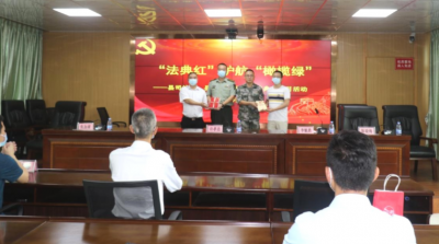 “法典红”护航“橄榄绿”！“红马甲”向官兵们送来“法治大餐”...
