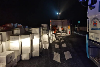 深夜高速路上货车意外侧翻，速冻饺子散落一地…