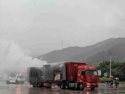 载满货物的大货车在服务区自燃！现场浓烟滚滚...