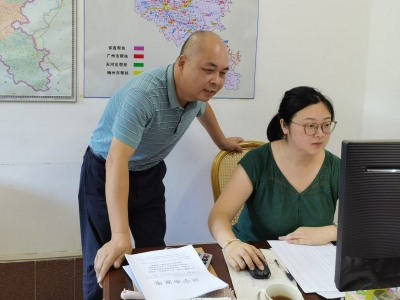 他是扶贫战线上的“老黄牛”！力促脱贫奔小康，何军辉以实际行动诠释责任与担当