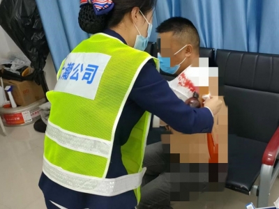 大货车抵达高速公路收费站，司机痛苦求救，手臂血流如注...出了什么事？