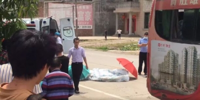 客运中巴车与自行车发生碰撞，致一人死亡！