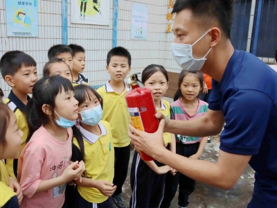 梅江区西阳镇开展“减轻灾害风险 守护美好家园”消防知识宣传活动