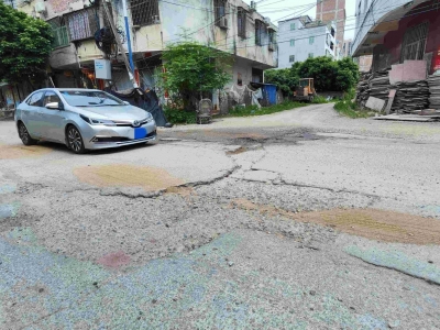 过往车辆需“S形”走位...五华这条乡道坑洼何时平？官方回复来了！