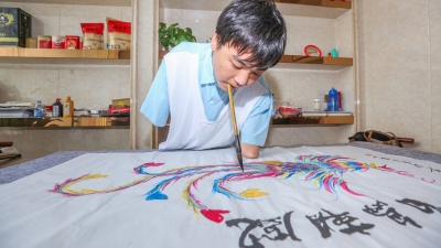 兴宁“95后”小伙黄新强：无手有何惧，用口和脚“绘”人生！