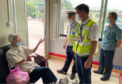 九旬老人迷路准备走路上高速，多亏了这群青年…