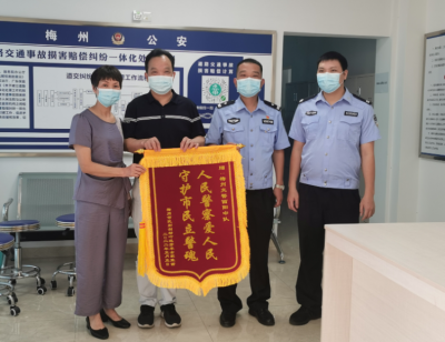 车主半路突发胃痉挛几近昏厥，幸偶遇交警护送就医！