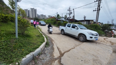 这条出入小区的小道人车共行太危险？记者调查：这是施工车辆通道...