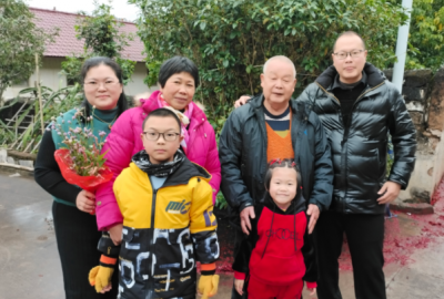 一方教书育人，一方悬壶济世！这个“梅州市文明家庭”，挺棒！