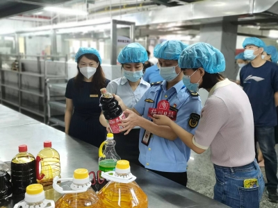 梅县区开展“十点查餐厅”监管行动！“掌上梅州”客户端全程直播监督检查过程