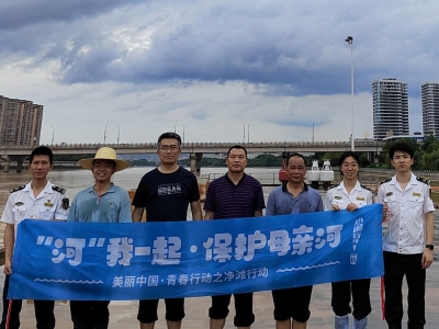 梅州海事局“青年突击队”开展码头清淤活动