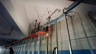 新小区交付才一年，地库多处漏水！开发商整改却遭业主质疑…