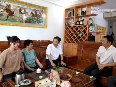 凌晓文带队开展“七一”慰问活动