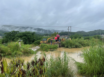 丰顺留隍镇西洞溪堤坝现缺口，镇村干部紧急排险！
