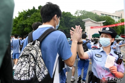 30秒办证、雨中护送…他们与考生并肩“答卷”！