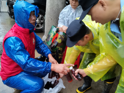 暖心！志愿者自发煮姜枣糖水，为应急抢险队员补充能量