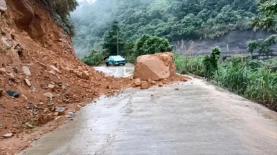山体滑坡堵塞乡道，干群合力恢复交通！