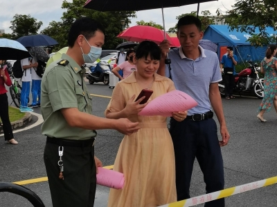 兴宁征兵政策宣传走进高考考点，点燃学子参军梦！